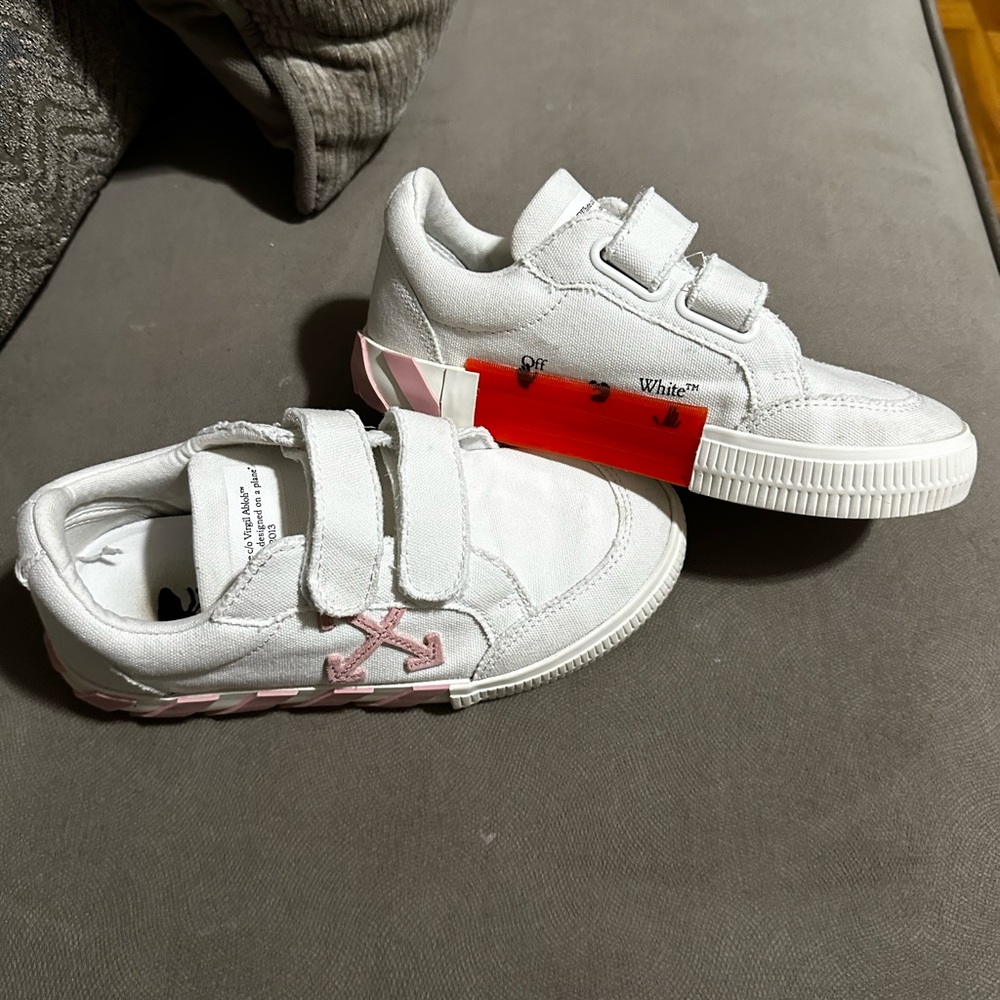 Off whites Arrow patch strap sneakers